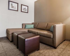 Comfort Inn & Suites Moberly的休息区
