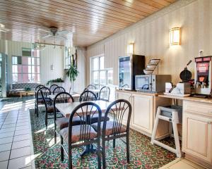 - une salle à manger avec une table et des chaises dans l'établissement Quality Inn Brookhaven, à Brookhaven