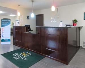 Lobbyen eller receptionen på Quality Inn Farmington