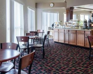 a restaurant with tables and chairs and a counter at Quality Inn Magee in Magee