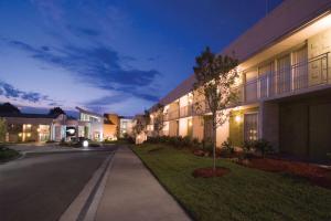 an empty street in front of a building at Oasis Hotel & Conv. Center, Ascend Hotel Collection in Springfield