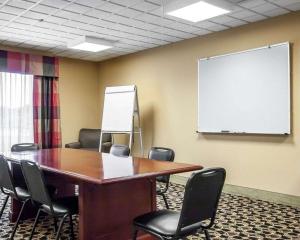 een vergaderruimte met een tafel en stoelen en een whiteboard bij Sleep Inn & Suites Hattiesburg in Hattiesburg