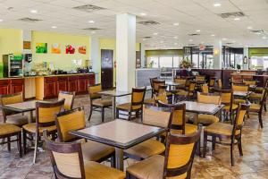 Reštaurácia alebo iné gastronomické zariadenie v ubytovaní Quality Inn Biloxi Beach