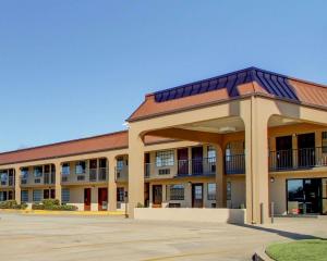 an empty parking lot in front of a building at Econo Lodge Vicksburg in Vicksburg