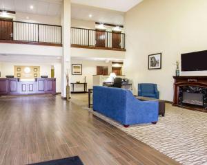 a living room with a blue couch and a fireplace at Comfort Inn Poplar Bluff North in Poplar Bluff