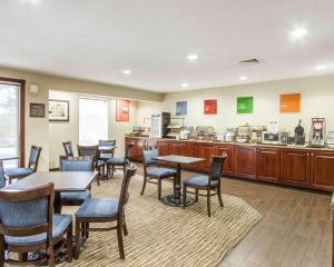 a restaurant with tables and chairs and a kitchen at Comfort Inn Poplar Bluff North in Poplar Bluff +27 photos