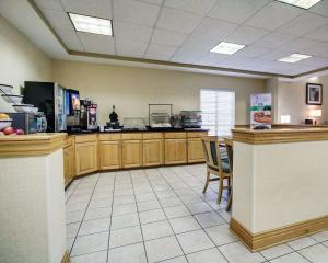 Kuchyň nebo kuchyňský kout v ubytování Columbia Inn & Suites