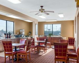 a restaurant with tables and chairs and a bar at Econo Lodge Greenville in Greenville