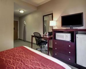 TV a/nebo společenská místnost v ubytování Columbia Inn & Suites