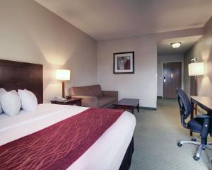 Postel nebo postele na pokoji v ubytování Columbia Inn & Suites