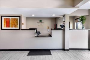 a view of a waiting room at a quality clinic at Quality Inn McComb in McComb +33 photos