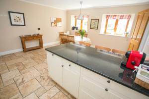 una cucina con piano di lavoro e una sala da pranzo di Decoy Country Cottages a Navan