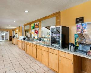 A restaurant or other place to eat at Quality Inn Robinsonville