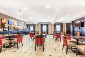 a restaurant with tables and chairs and a bar at Comfort Inn & Suites Crystal Inn Sportsplex in Gulfport