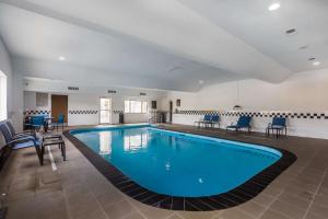 uma grande piscina com água azul num quarto em Comfort Inn & Suites Crystal Inn Sportsplex em Gulfport