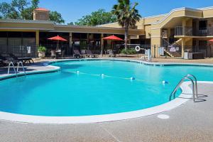 Poolen vid eller i närheten av Quality Inn Biloxi Beach