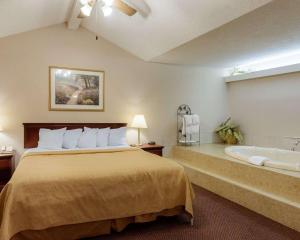 A bed or beds in a room at Quality Inn Robinsonville