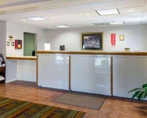 a waiting room with a counter in a hospital at Econo Lodge Canton I-55 in Canton