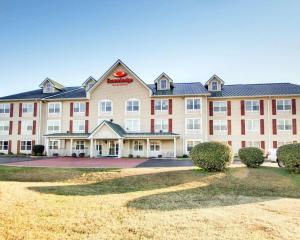 an exterior view of a hotel with a lawn at Econo Lodge Inn & Suites in Flowood