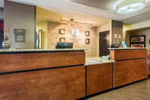 una hall di un ufficio dentistico con banco reception di Comfort Inn Tupelo Central a Tupelo