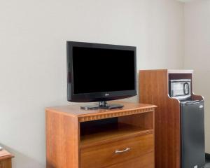 a television sitting on top of a wooden stand at Quality Inn Columbus in Columbus