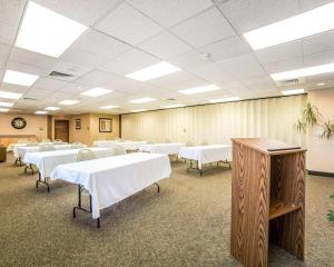 una sala de conferencias con mesas y sillas blancas en Quality Inn Homestead Park, en Billings
