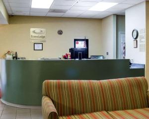 a waiting room with a counter in a hospital at Econo Lodge in Yazoo City