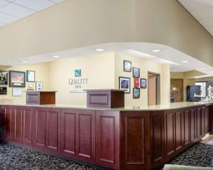 Лоби или рецепция в Quality Inn Columbus