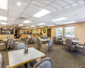 uma sala de jantar com mesas e cadeiras e uma cafetaria em Quality Inn Homestead Park em Billings