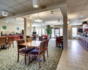 A restaurant or other place to eat at Comfort Inn Moss Point Pascagoula