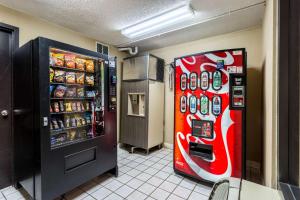 uma máquina de venda automática de coca-cola numa loja em Quality Inn em Tupelo