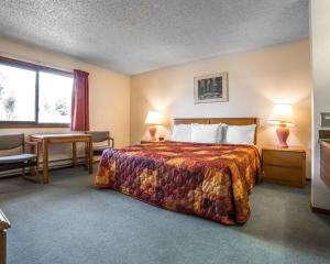 Ένα ή περισσότερα κρεβάτια σε δωμάτιο στο Rodeway Inn Billings Logan Intl Airport, Near St. Vincent Hospital