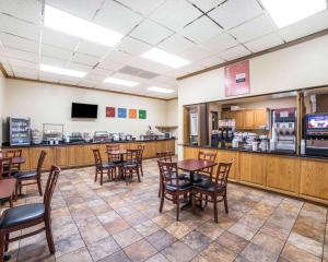 A restaurant or other place to eat at FairBridge Inn & Suites Glendive