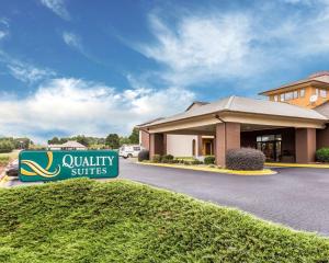 un cartel de suites de calidad frente a un edificio en Quality Suites Convention Center - Hickory, en Hickory