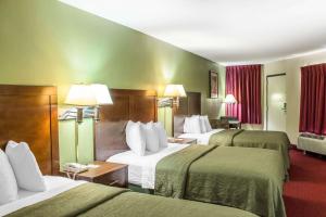 um quarto de hotel com duas camas e duas lâmpadas em Quality Inn em Selma