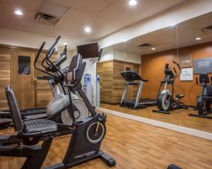 um ginásio com duas bicicletas de exercício num quarto em Comfort Suites Lumberton em Lumberton