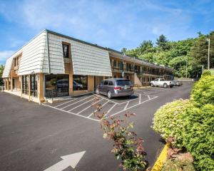 a car parked in a parking lot in front of a building at Econo Lodge Biltmore in Asheville