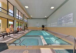 una gran piscina en un edificio en Quality Inn Jonesville I-77, en Jonesville