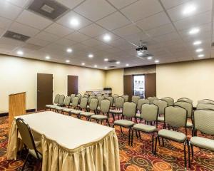 una sala de conferencias con hileras de sillas y una mesa en Quality Suites Convention Center - Hickory, en Hickory