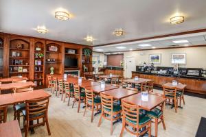 um restaurante com mesas e cadeiras e um bar em Quality Inn & Suites Biltmore East em Asheville