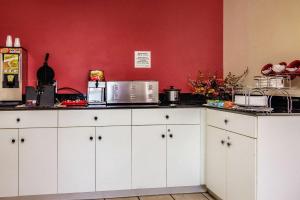 Kuhinja ili čajna kuhinja u objektu Econo Lodge Research Triangle Park