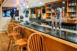 een bar met houten stoelen en een bar bij Quality Inn Elizabeth City near University in Elizabeth City
