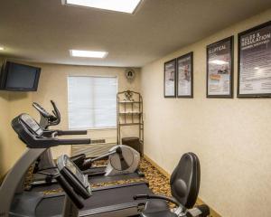 un gimnasio con equipo cardiovascular en una habitación en Sleep Inn Asheville-Biltmore West en Asheville