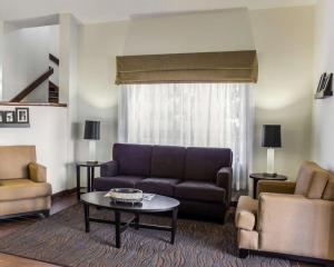 Sleep Inn & Suites Spring Lake - Fayetteville Near Fort Liberty في بحيرة الربيع: غرفة معيشة مع أريكة وطاولة