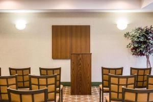 達拉姆的住宿－羅利達勒姆機場司麗普酒店，椅子排在有讲台的房间