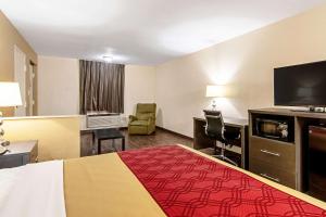 マシューズにあるEcono Lodge Inn & Suites Matthews - Charlotteのベッド1台、薄型テレビが備わるホテルルームです。