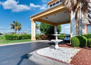 a fountain in the driveway of a house at Quality Inn & Suites Monroe in Monroe