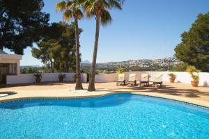 Moraira Villa Sleeps 8 Pool Air Con WiFiの敷地内または近くにあるプール