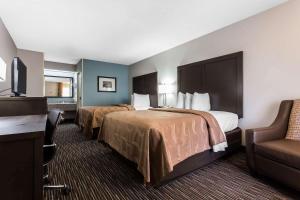 เตียงในห้องที่ Quality Inn & Suites Mooresville-Lake Norman