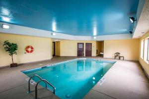 uma grande piscina com um tecto azul em Quality Inn em Franklin